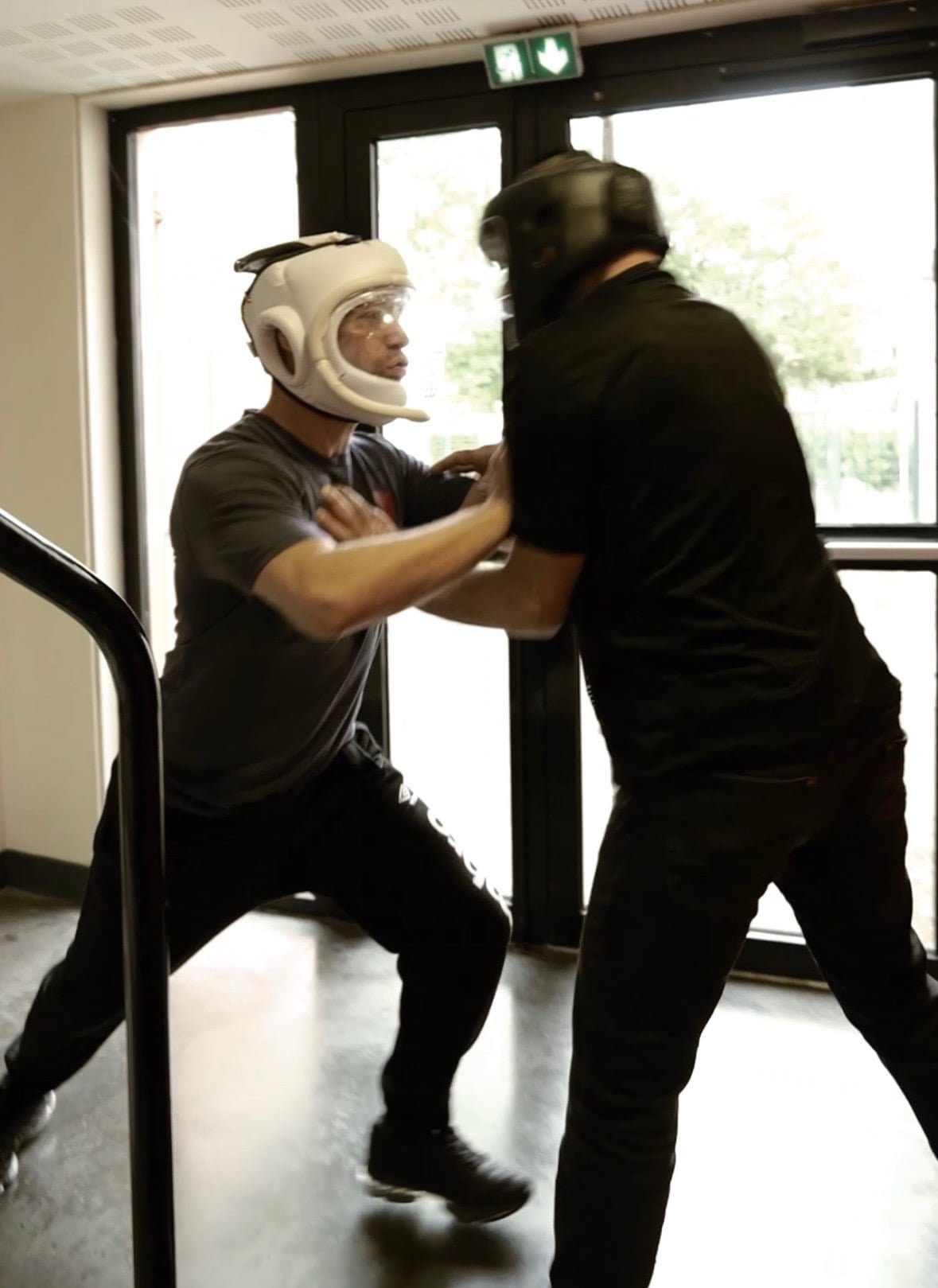 Poussée et frappe au visage