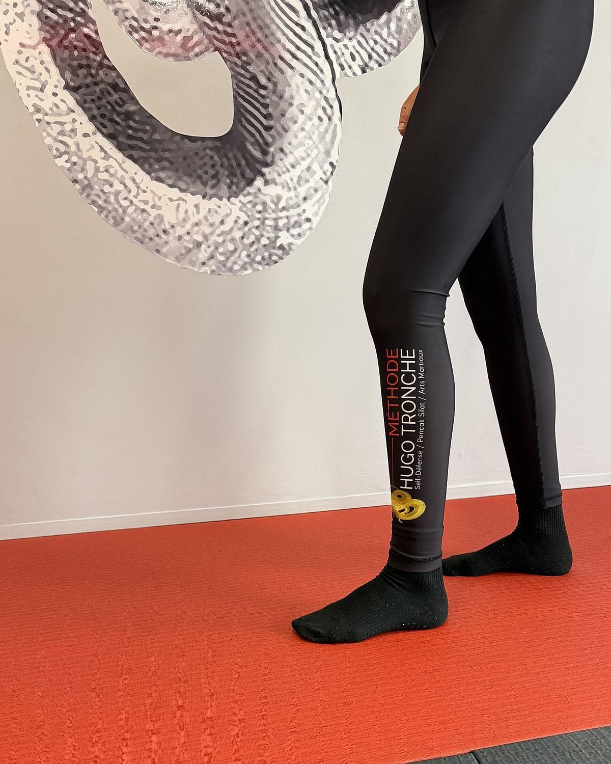 Leggings MHT, vue de trois quarts avec le logo sur la jambe