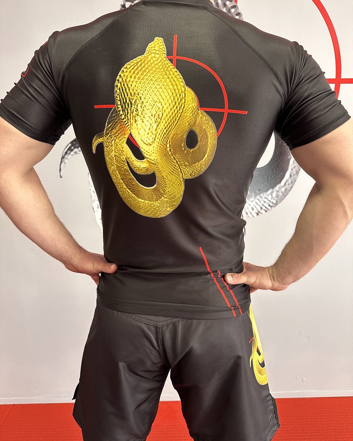 Rashguard MHT manches courtes, vue de dos avec le cobra doré