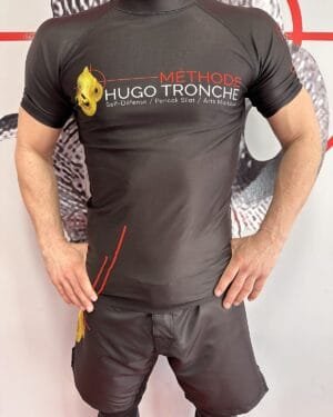 Rashguard MHT manches courtes, vue de face avec le logo Méthode Hugo Tronche