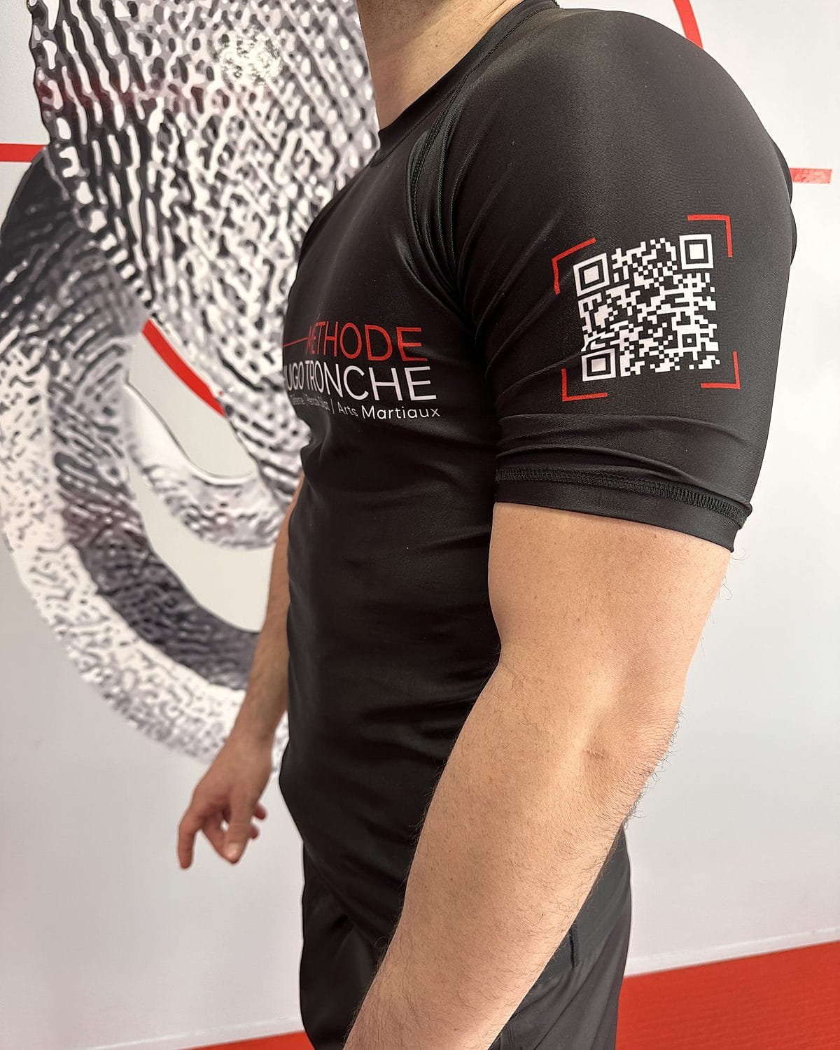 Rashguard MHT manches courtes, vue de profil avec le QR code sur la manche