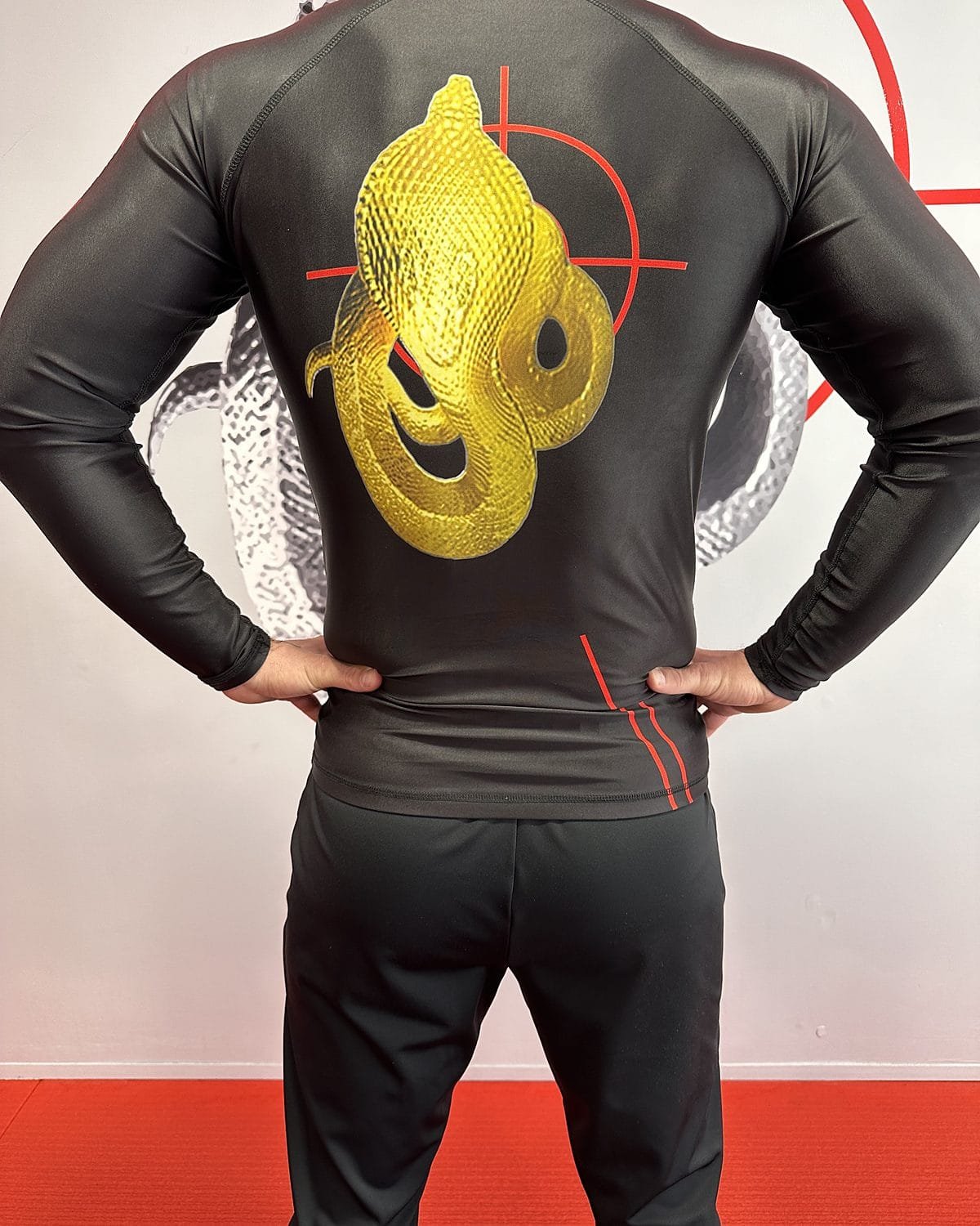 Rashguard MHT manches longues, vue de dos avec le cobra doré