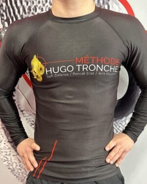 Rashguard MHT manches longues, vue de face avec le logo Méthode Hugo Tronche