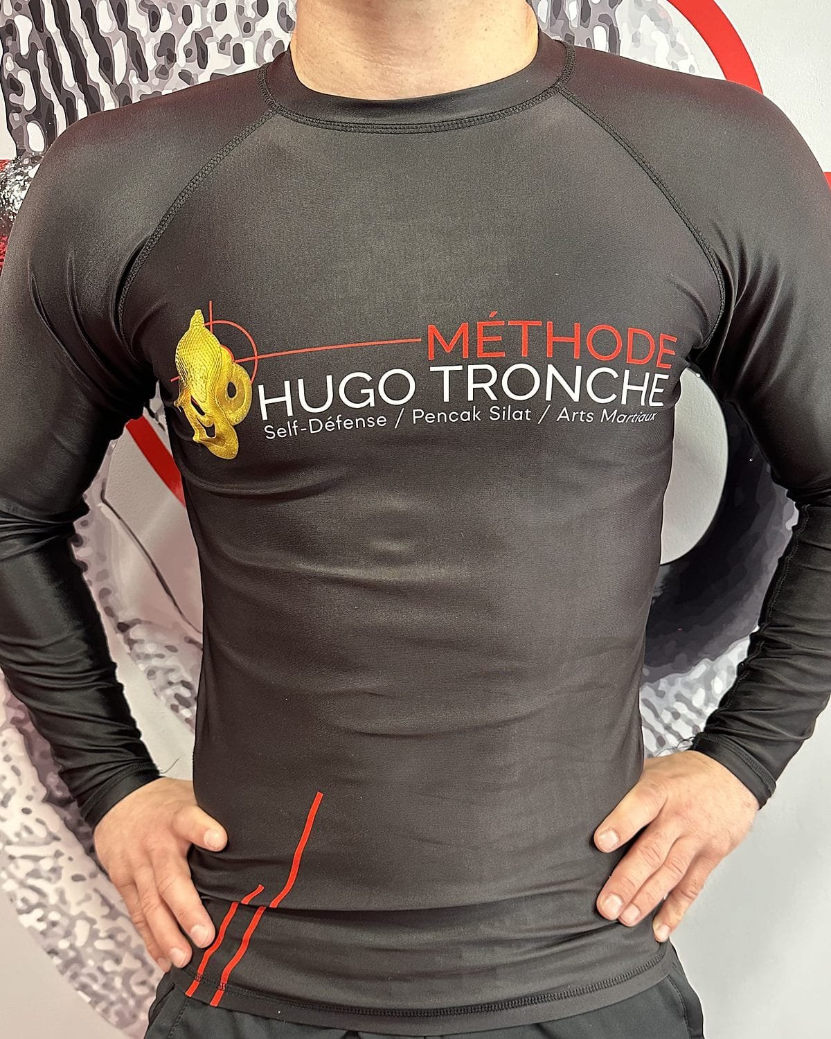 Rashguard MHT manches longues, vue de face avec le logo Méthode Hugo Tronche