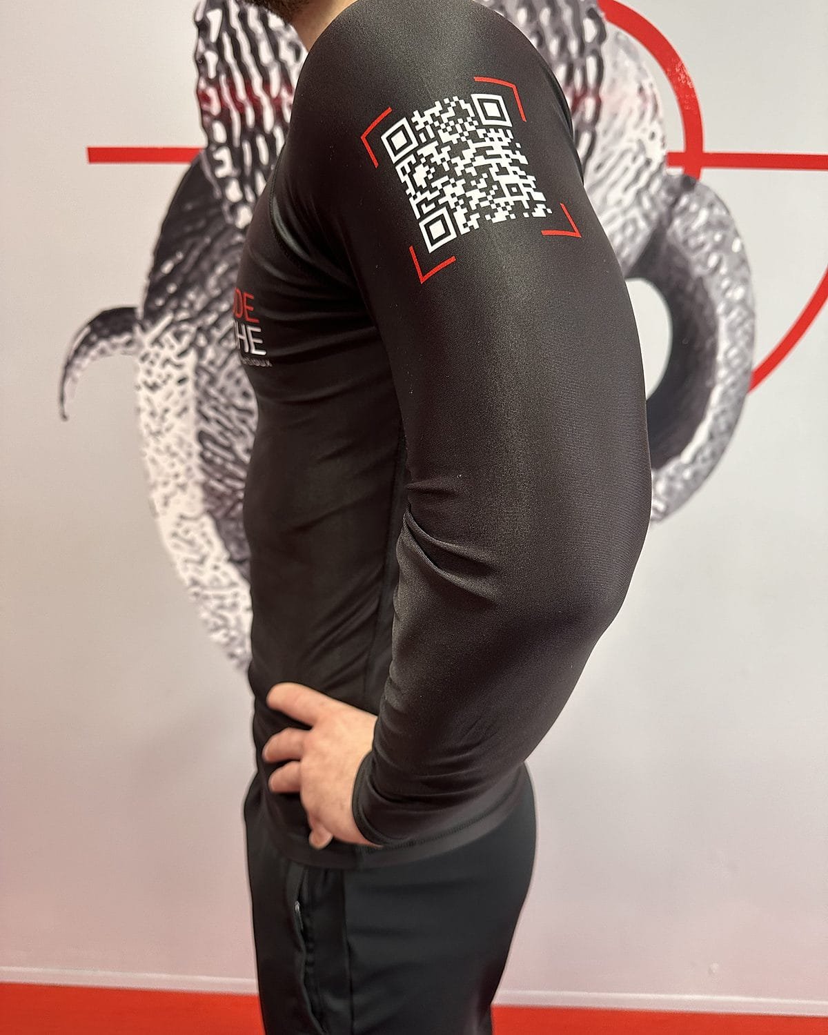 Rashguard MHT manches longues, vue de profil avec le QR code sur la manche