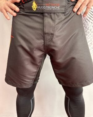Short MHT, vue de face avec le patch logo à la ceinture