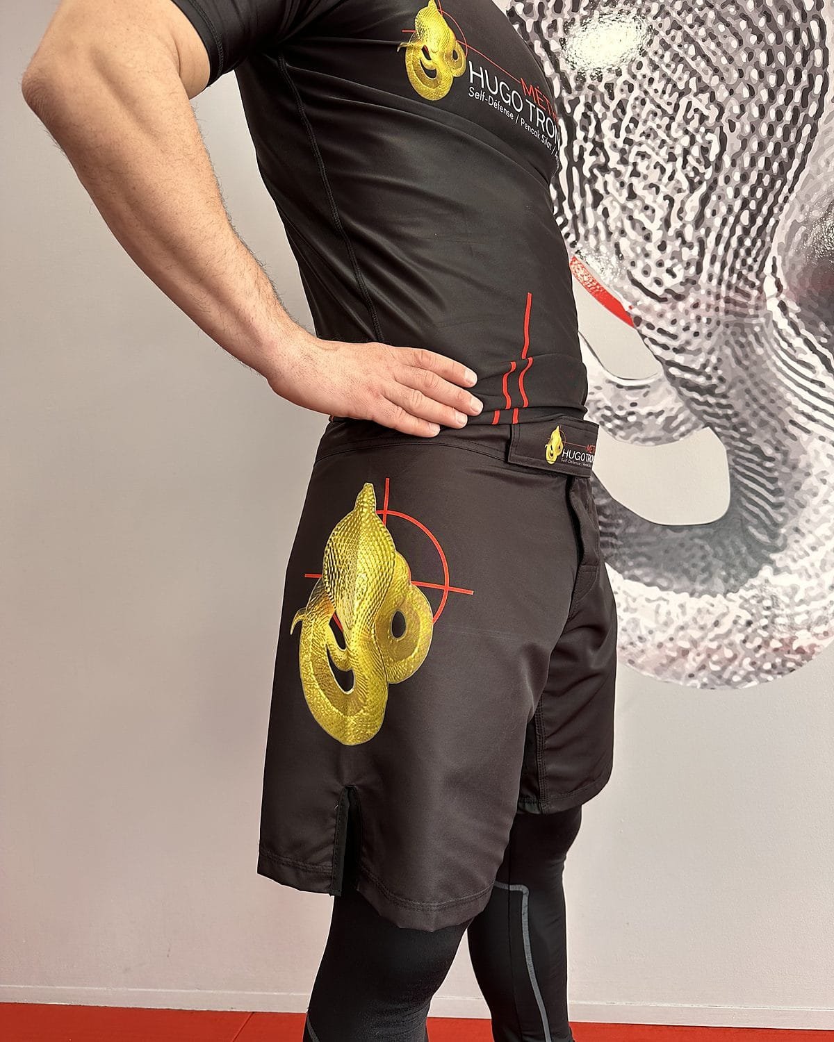 Short MHT porté, vue de profil avec le cobra doré sur la jambe