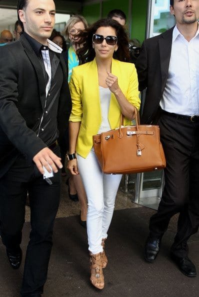 Hugo Tronche escorte une personnalité à la sortie d’un bâtiment